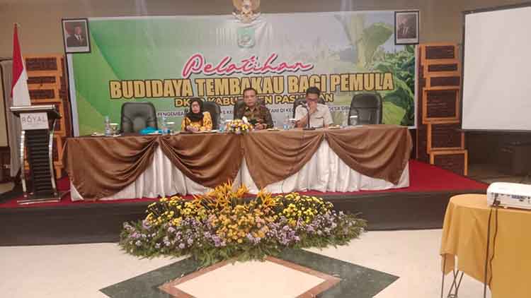 PIMPIN LANGSUNG: Plt Kepala DKPP Kabupaten Pasuruan Hari Hijroh Saputro (tengah) membuka pelatihan budi daya tembakau bagi pemula.