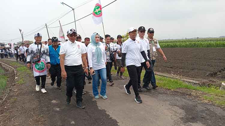 SEHAT BERSAMA: Bupati Probolinggo dr. Mohammad Haris bersama peserta jalan sehat.