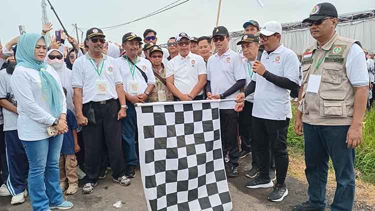 JALAN SEHAT: Bupati Probolinggo dr. Mohammad Haris membuka Jalan Sehat HUT PGRI Ke-80 dan HGN 2025, sekaligus ikut berjalan bersama ribuan peserta.