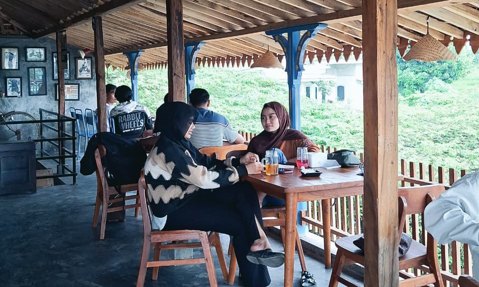 BEST VIEW: Pemandangan indah nan hijau yang bisa dilihat pengunjung dari lantai dua kafe