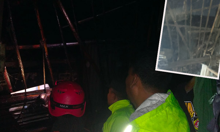 LAPUK: Kondisi rumah Khasanah yang atapnya ambruk, Minggu (23/11)