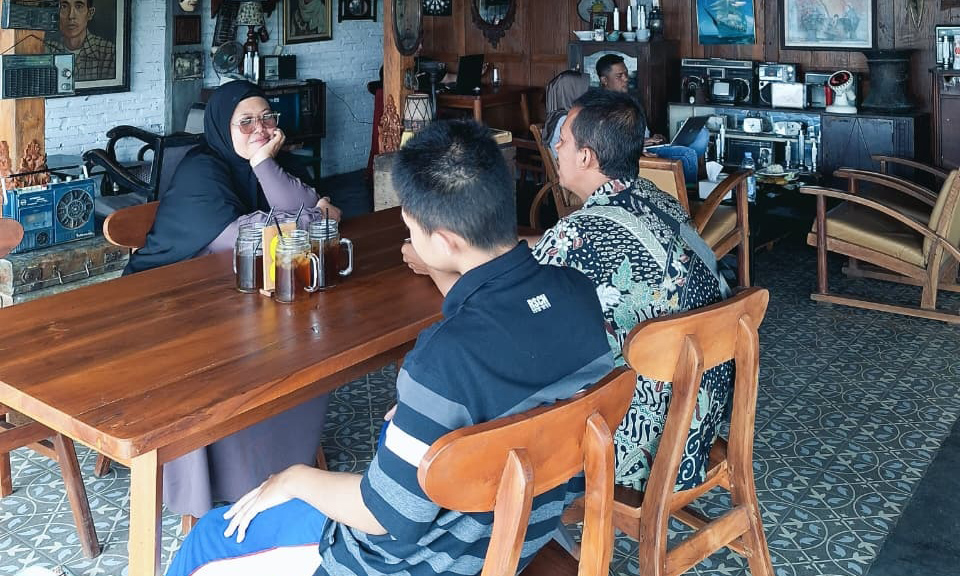 HANGAT: Momen kebersamaan keluarga saat mengunjungi kafe vintage di Kabupaten Pasuruan.