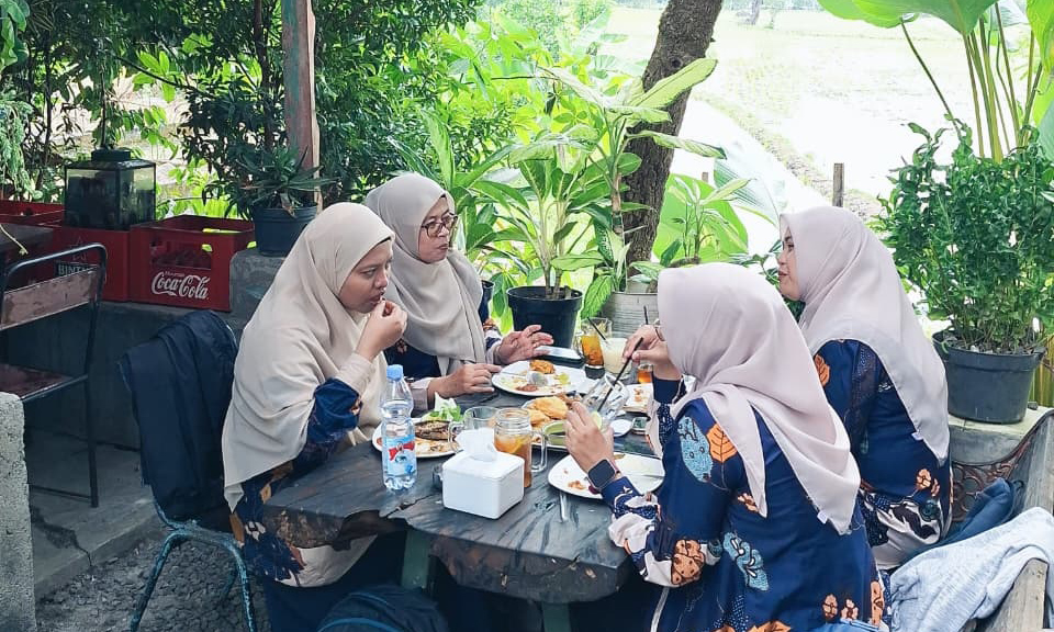 HIJAU: Pengunjung yang tengah menikmati hidangan dengan pemandangan hijau yang menyegark