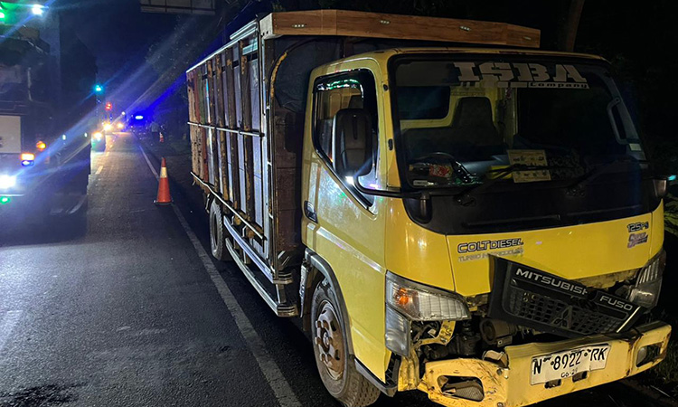 BARANG BUKTI: Kondisi truk usai tabrakan dengan motor Jupiter yang merenggut nyawa warga Lekok, Sabtu malam (22/11)