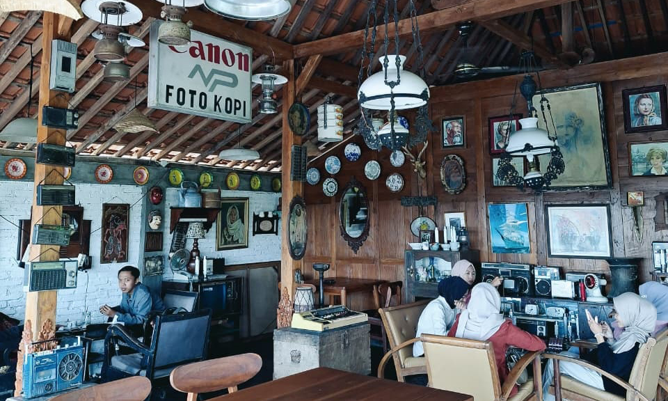 VINTAGE: Pernak pernik antik yang menghiasi seluruh sisi kafe yang indah dilihat