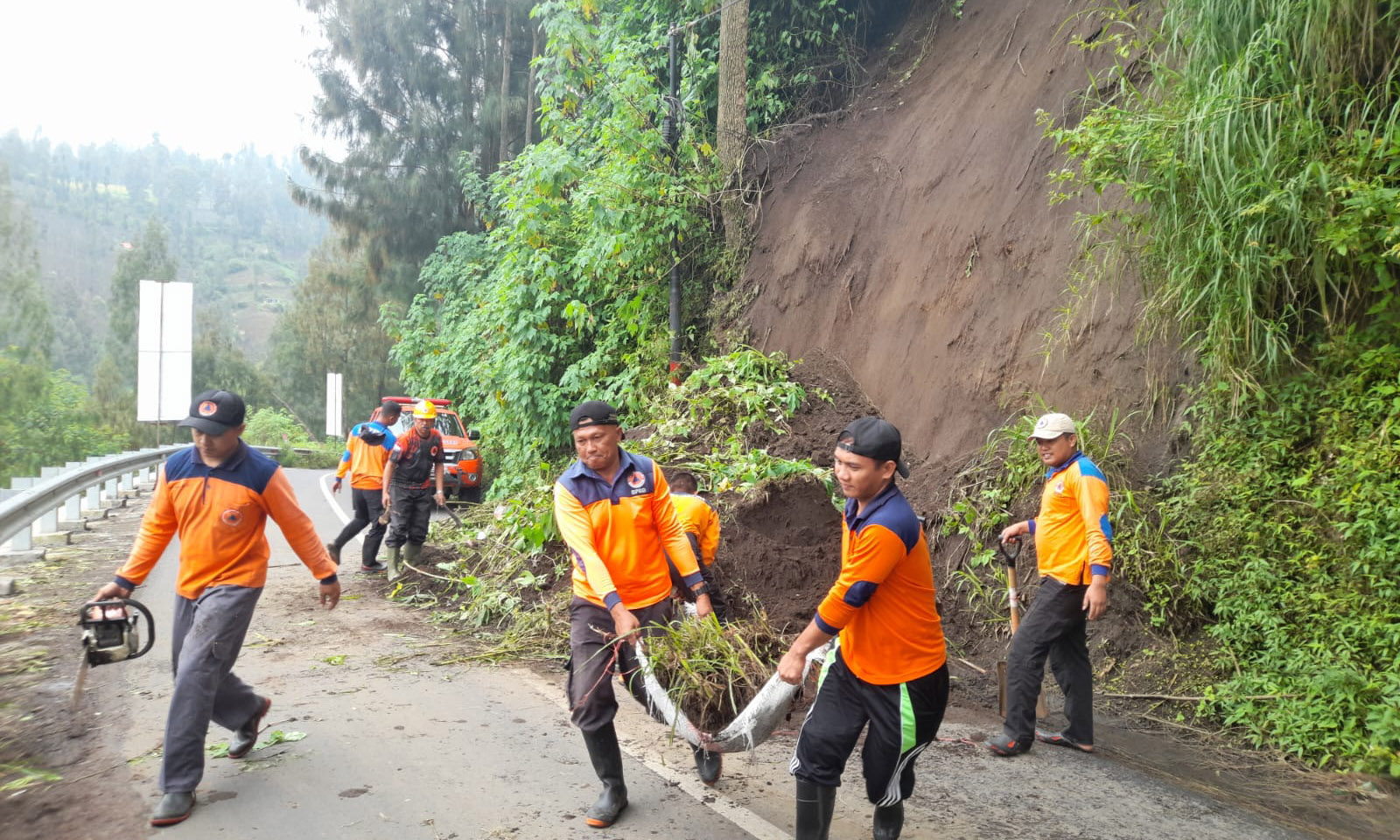 EVAKUASI: Tim BPBD Kabupaten Probolinggo membersihkan material longsor di Dusun Ponjol, Desa Wonokerto, Kecamatan Sukapura, Senin (24/11).