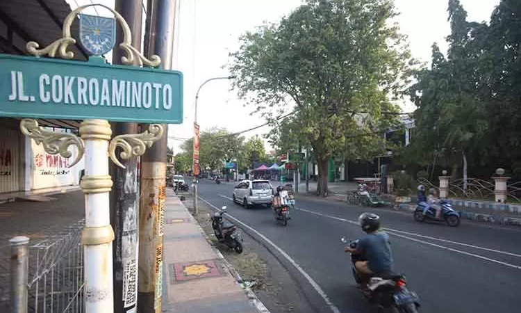 MASIH DIBAHAS: Sejumlah pengendara melintas di Jalan HOS Cokroaminoto, Kota Probolinggo. Sisi barat jalan ini rencananya akan direvitalisasi dengan anggaran Rp 8.5 miliar.