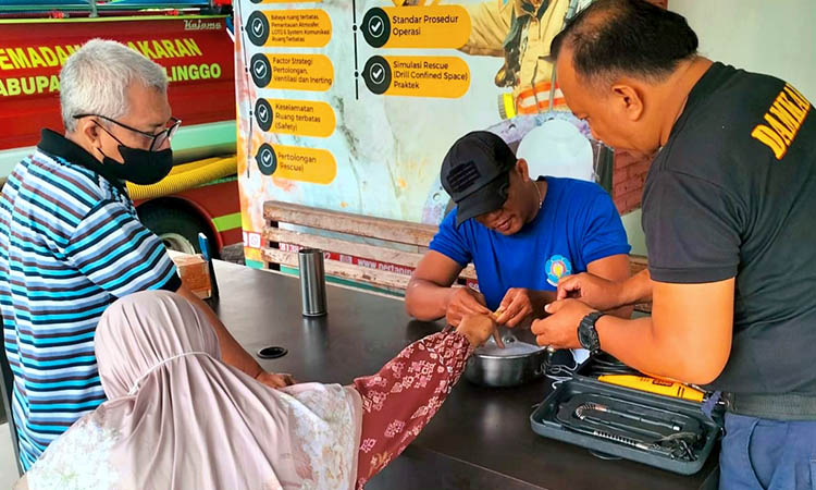 MINTA TOLONG: Rahmi yang datang bersama suaminya saat meminta tolong melepas cincin.