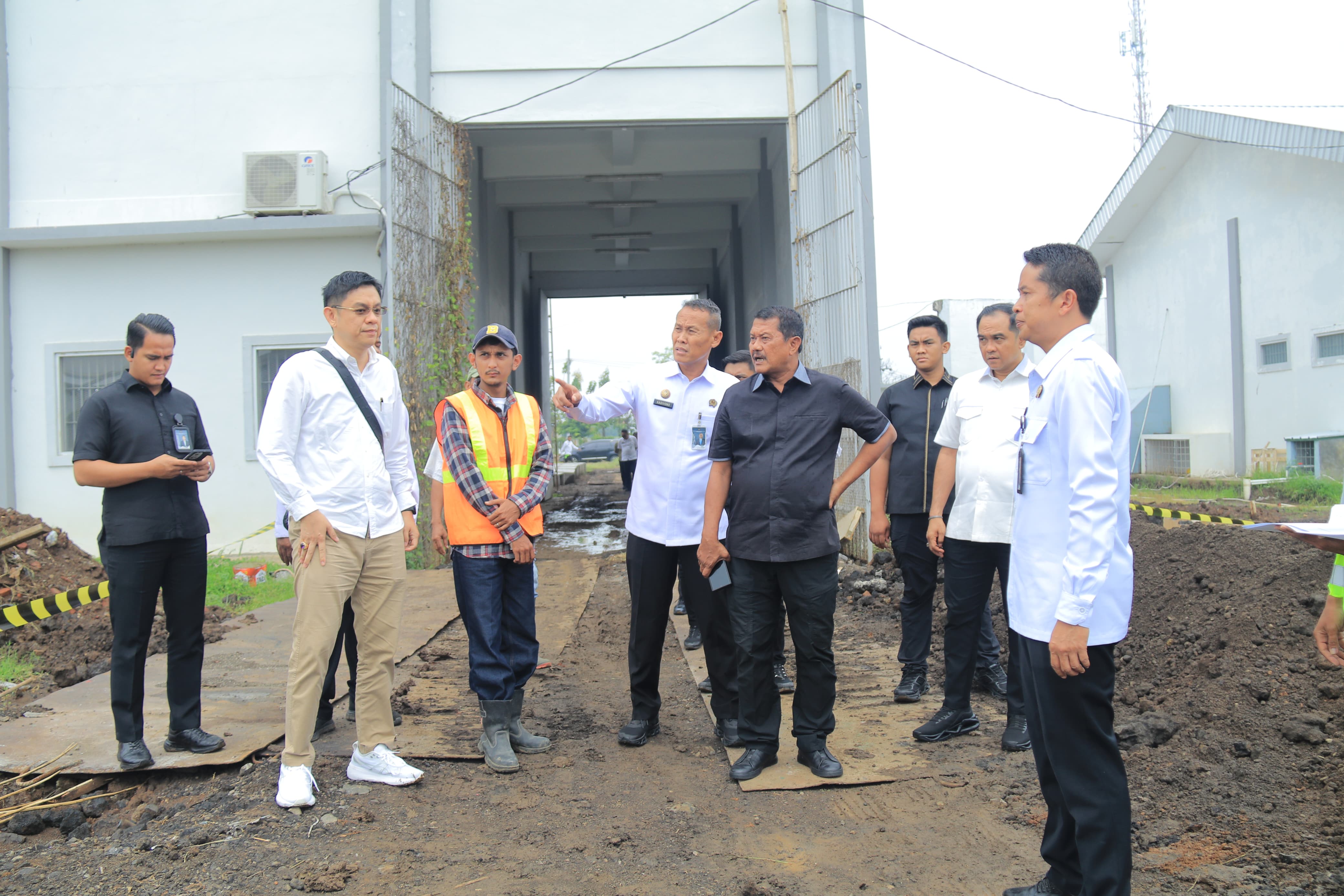 Dirjenpas Kemenimipas RI Brigjen Pol Mashudi (baju hitam) saat berkunjung ke lapas baru Pasuruan di Jalan Ir Juanda, Bugulkidul, Kota Pasuruan, (23/11).