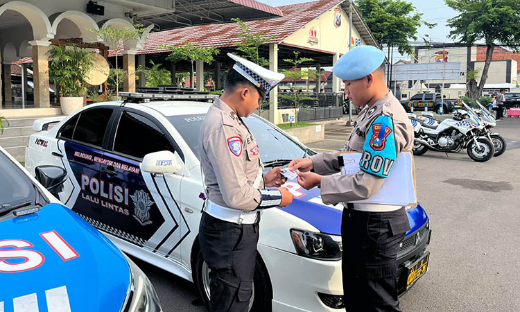 HARUS DISIPLIN: Propam memeriksa kelengkapan surat kendaraan anggota Polres Pasuruan Kota.