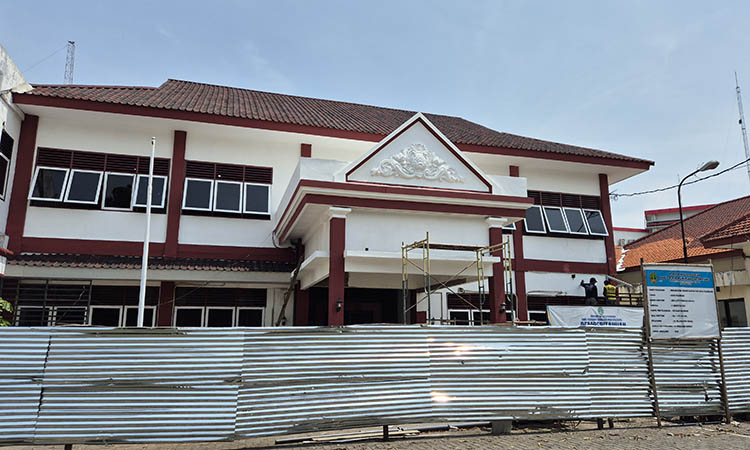 BELUM SELESAI: Rehab kantor PUPR yang sudah harus selesai 2 Desember mendatang sesuai kontrak kerja.