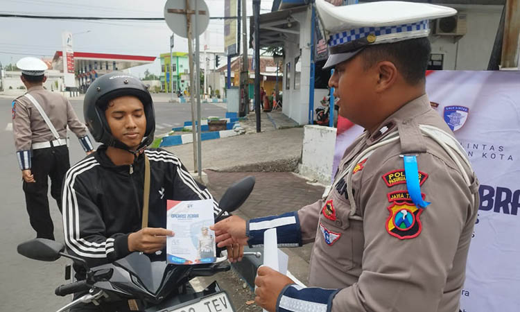 HARUS HUMANIS: Teguran yang dilakukan personel Polres Pasuruan Kota di persimpangan Kebonagung.