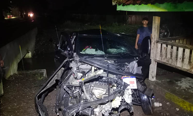 RINGSEK: Mobil Calya usai tertabrak KA Probowangi di perlintasan yang ada di Desa Jarangan, Kecamatan Rejoso, Kabupaten Pasuruan, Minggu (23/11) malam.