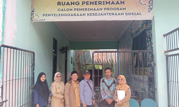 Petugas Dinas Sosial saat mengirm NW ke PMKS Sidoarjo.