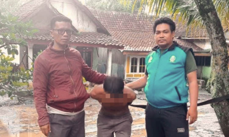 DIAMANKAN: MK, warga Banyuanyar Lor, Kecamatan Gending diamankan lantaran mengamuk di Desa Tegalwatu, Kecamatan Tiris.