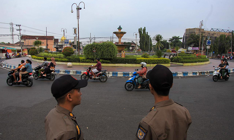 Petugas Satpol PP berjaga di kawasan Bundaran Glaser Kota Probolinggo, Minggu sore (23/11). (Mokhamad Zubaidillah/ Radar Bromo)
