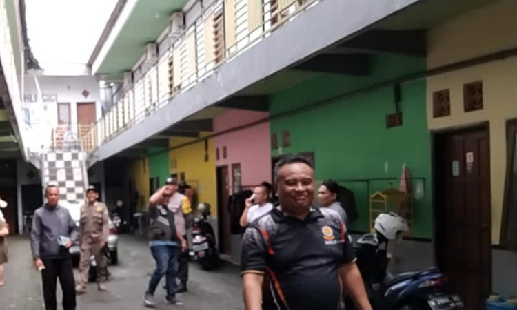 Petugas Satpol PP saat merazia salah satu indekos di Kota Pasuruan, (22/11).