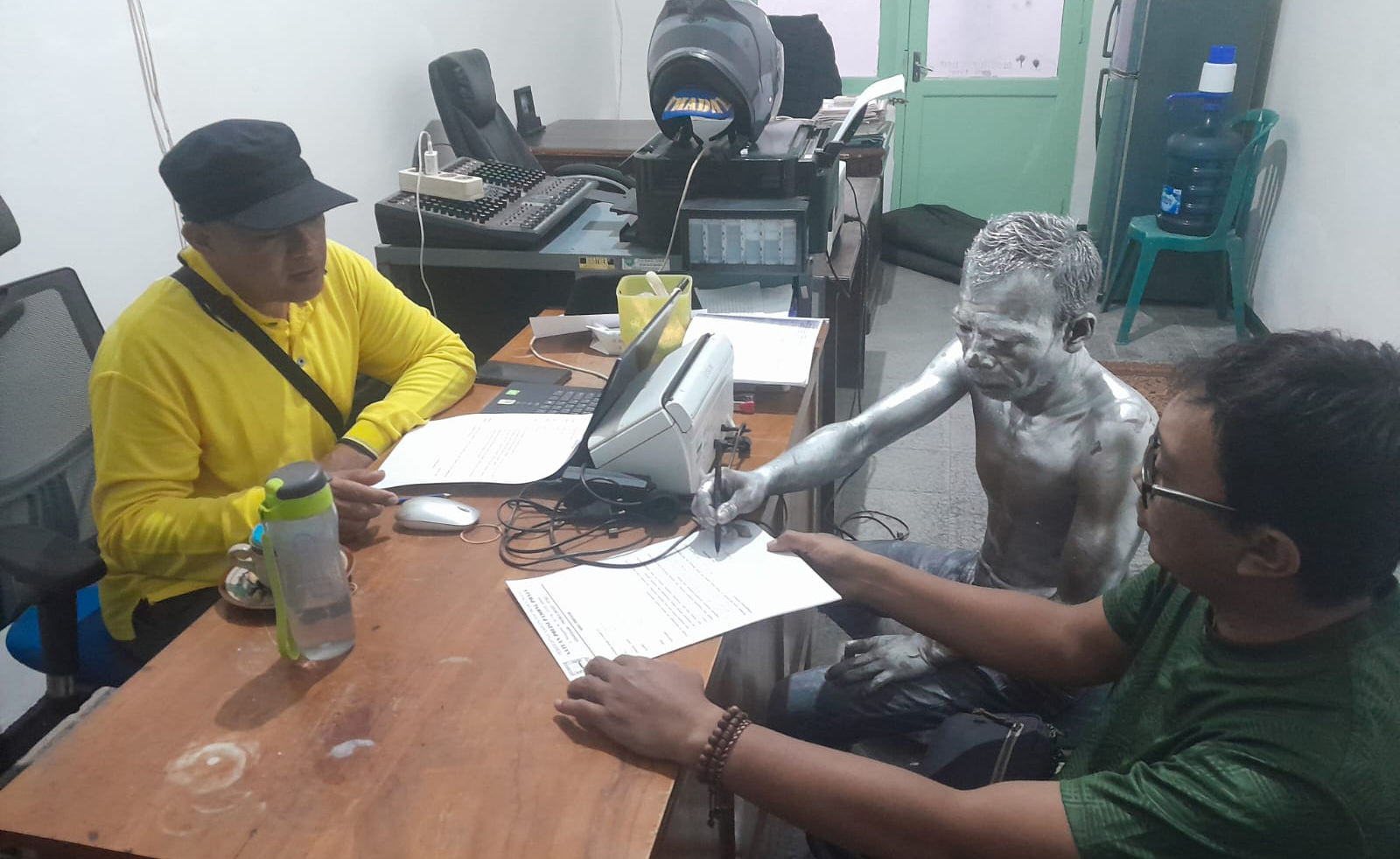 SERING DIKELUHKAN: Salah satu manusia silver yang berhasil diamankan Satpol PP saat razia lalu. Untuk mencegah gelandangan dan pengemis, pemantauan kini dilakuka