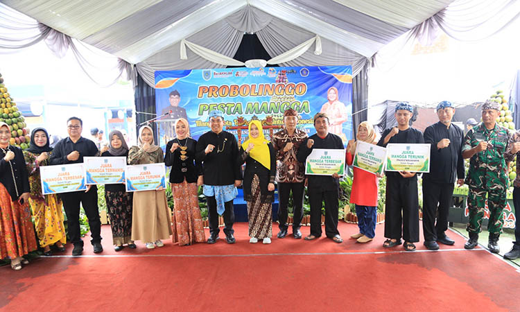 JUARA : Wali Kota dr. Aminuddin foto bersama forkopimda dan pemenang usai penyerahan penghargaan mangga terbesar termanis dan terunik tingkat Kab/Kota dan tingkat Kelurahan.