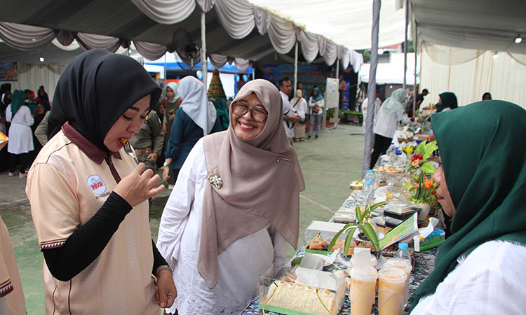 OLAHAN: Ketua TP PKK, dr. Evariani didampingi kepala DKP3 Fitriawati roadshow menilai berbagai olahan dari buah Mangga hasil kreasi oleh ibu-ibu PKK Kelurahan se-Kota Probolinggo.