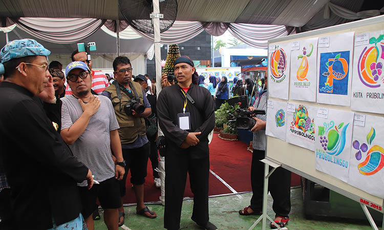 LOGO: Wali Kota dr. Aminuddin saat menimbang-nimbang karya peserta lomba logo tingkat SMP/MTs se-Kota, sebelum akhirnya dijadikan logo ikon mangga dan anggur Kota Probolinggo.