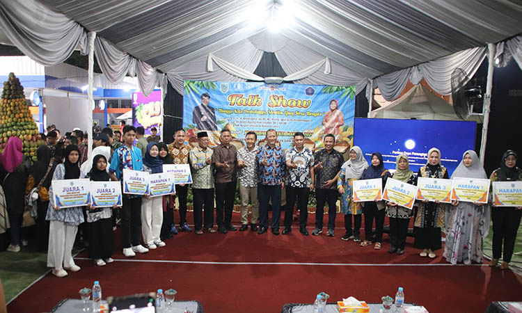 PEMENANG: Usai talkshow, penyerahan hadiah lomba-lomba oleh Pj. Sekda Rey Suwigtyo didampingi kepala DKP 3 Fitriawati memungkasi seremonial Probolinggo Pesta Mangga, Minggu malam (23/11).