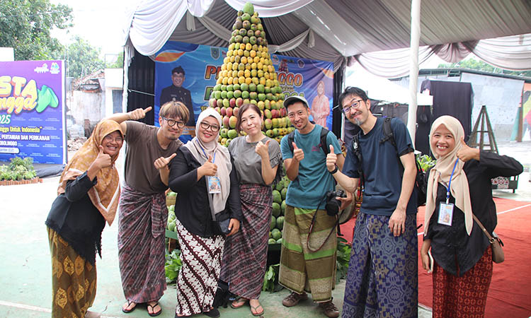 MANCANEGARA: Tak disangka, gelaran Probolinggo Pesta Mangga 2025 menarik perhatian wisatawan Mancanegara untuk datang. Disambut hangat, para bule Jepang ini sampai kenyang makan mangga di Kota Proboli