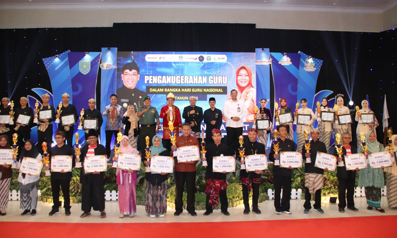 FOTO BERSAMA: Wali Kota Probolinggo dr. Aminuddin dan Forkopimda berfoto bersama seluruh pemenang lomba dalam rangkaian peringatan HGN ke-80 Tahun 2025.