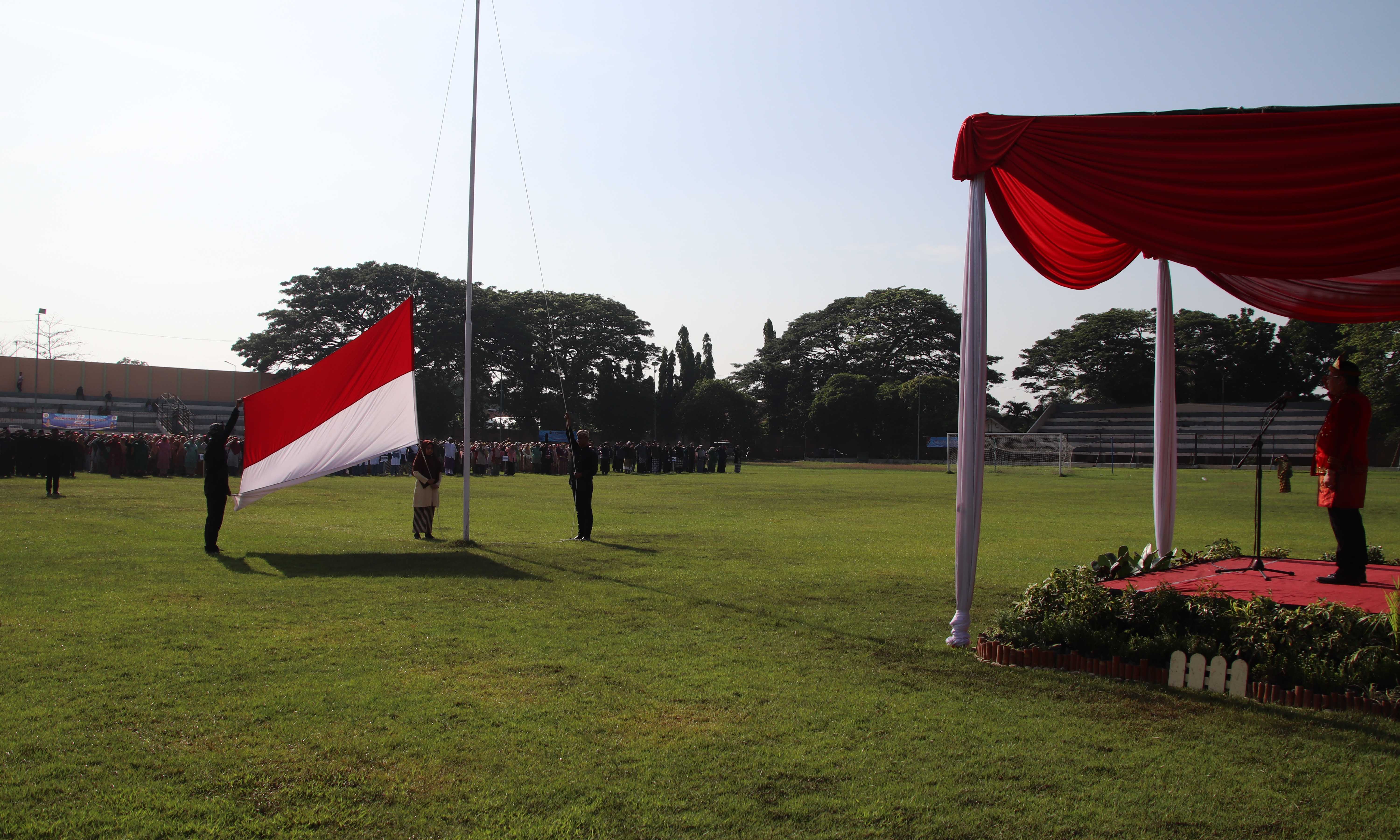 APEL: Ribuan guru dan tenaga kependidikan Kota Probolinggo mengikuti Apel Peringatan HGN Tahun 2025 di Stadion Bayuangga, Kota Probolinggo.