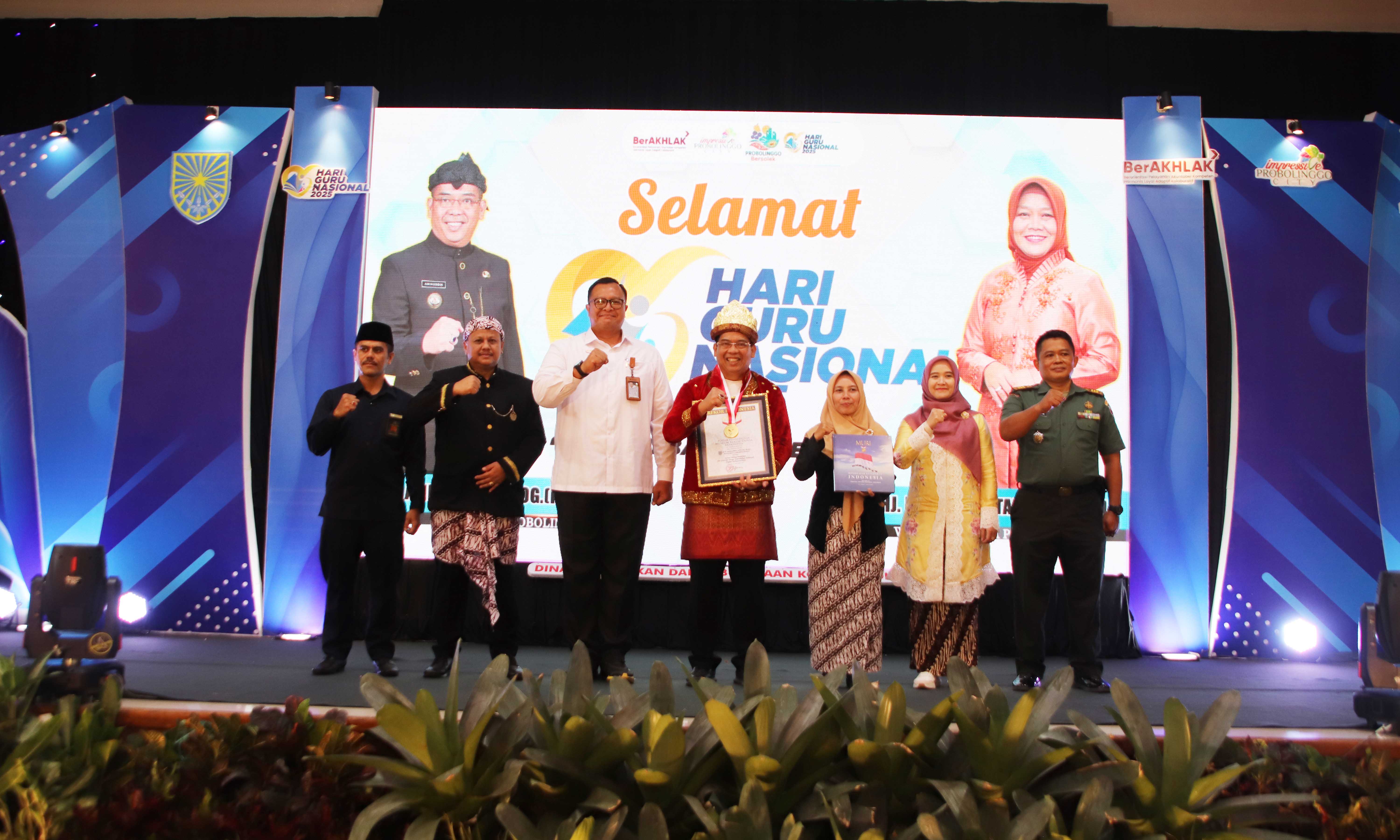 REKOR MURI: Direktur Marketing Rekor MURI Awan Rahargo mengalungkan medali dan menyerahkan penghargaan Rekor MURI kepada Wali Kota Probolinggo dr. Aminuddin.