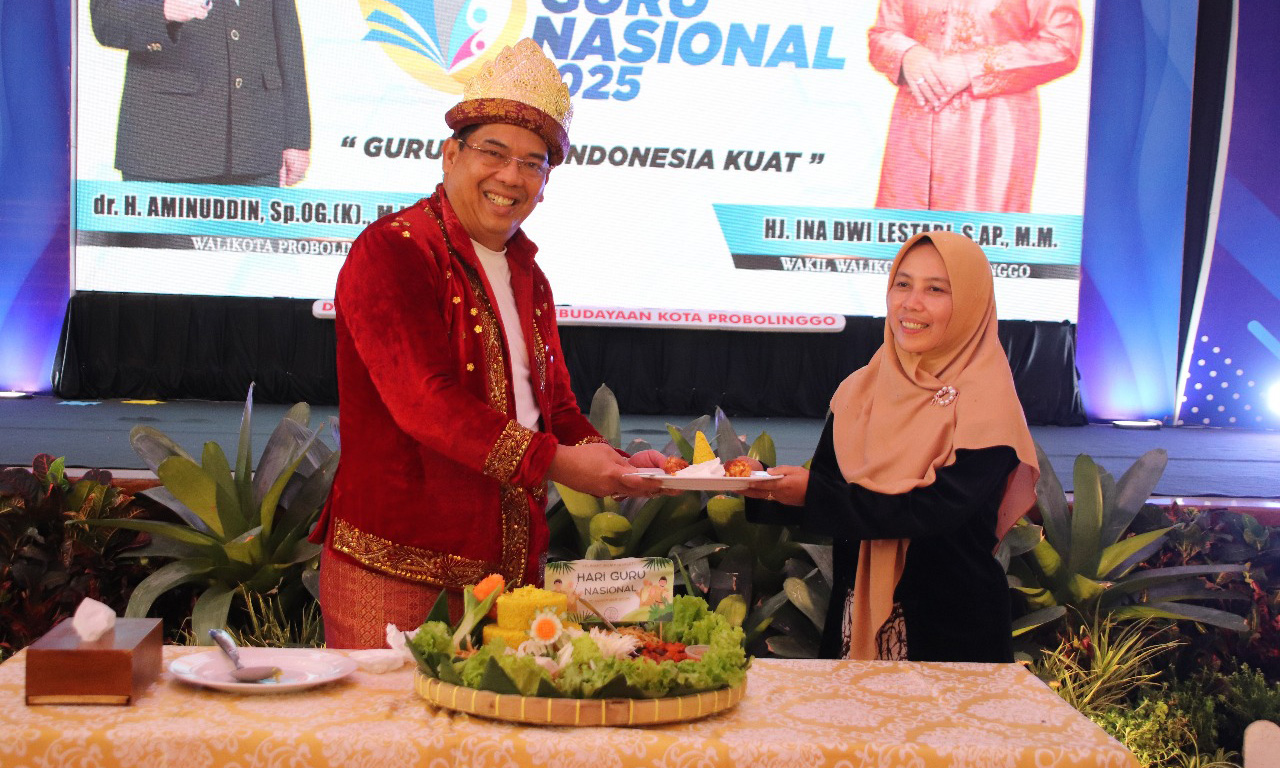TASYAKURAN: Wujud syukur HGN ke-80 Tahun 2025 di Kota Probolinggo ditandai dengan pemotongan tumpeng oleh Wali Kota Probolinggo dr. Aminuddin.