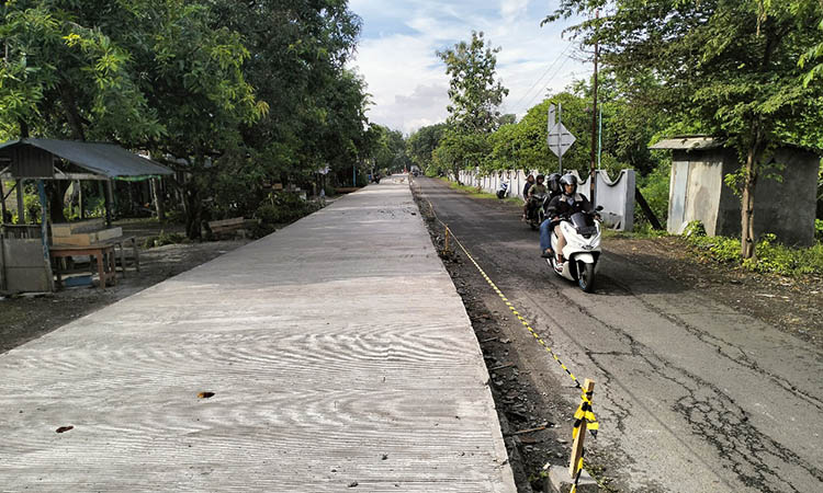 PEMELIHARAAN BERKALA: Perbaikan jalan dengan rigid beton di ruas jalan Bangil - Wonokerto, di Desa Wonokerto, Kecamatan Sukorejo yang anggaran berasal dari dana cukai.