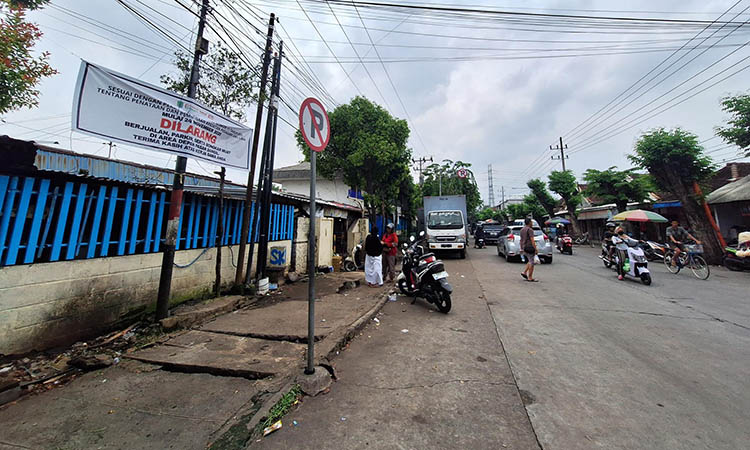 STERIL: Pemandangan depan Pasar Bangil yang tampak bersih dari pedagang. Kawasan setempat, biasanya menjadi tempat pedagang menggelar lapak.