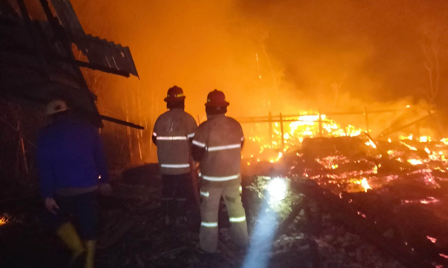 BERKOBAR: Petugas Damkar Kabupaten Probolinggo melakukan pemadaman kebakaran kandang ayam potong di Dusun Krajan, Desa Paras, Kecamatan Tegalsiwalan.