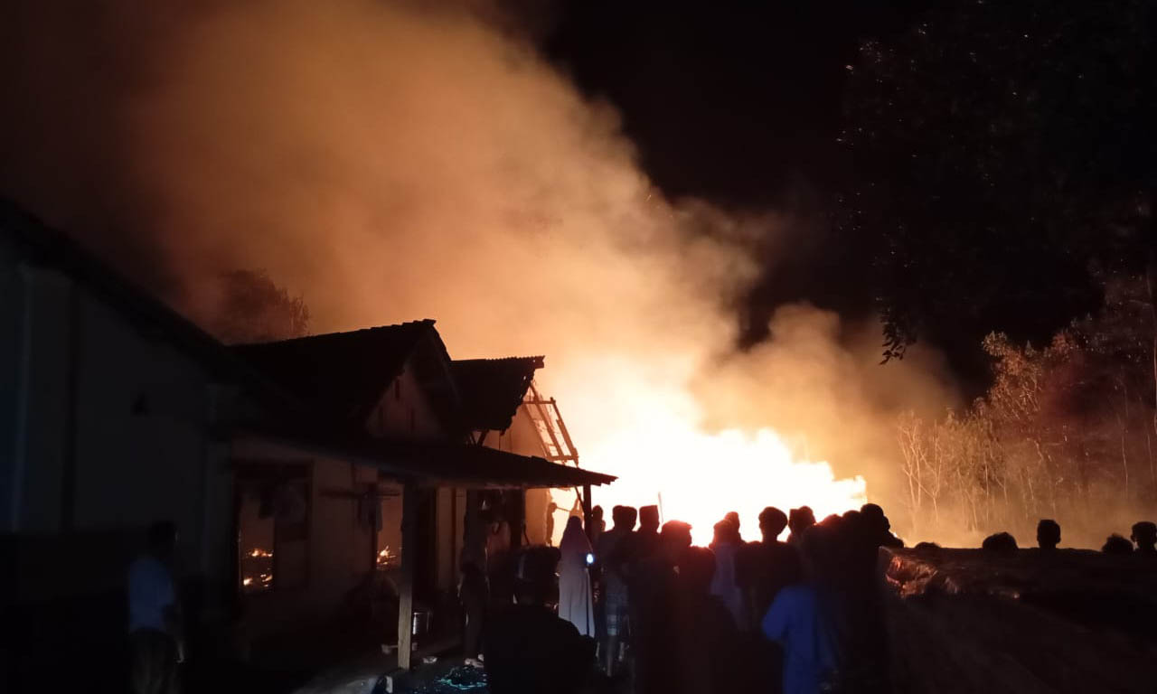 MEMBARA: Warga yang ikut membantu memadamkan api yang membakar kebakaran kandang ayam potong di Dusun Krajan, Desa Paras, Kecamatan Tegalsiwalan, Selasa (25/11) dini hari.