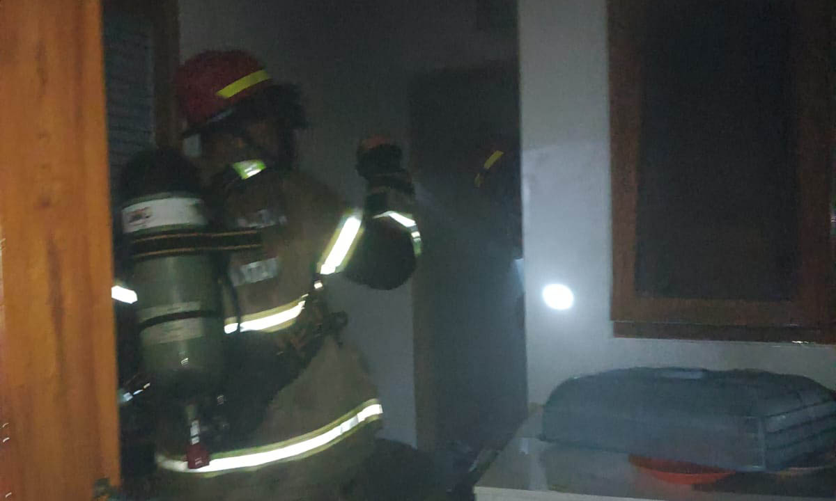 ASAP TEBAL : Petugas menggunakan SCBA selama proses pemadaman kebakaran di rumah warga Desa Kalirejo, Kecamatan Dringu.
