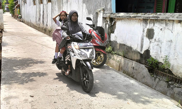 GEMUK: Sekretaris Desa Maron Kidul Lukman Hakim mengecek sapi yang digemukkan dalam kandang di RT 15/RW 5, Dusun Krajan.