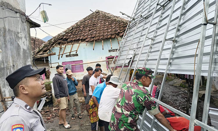PORAK PORANDA: Atap rumah salah satu warga Dusun Rejoso, Desa Sumberrejo, Kecamatan Purwosari yang rusak usai diterjang puting beliung.