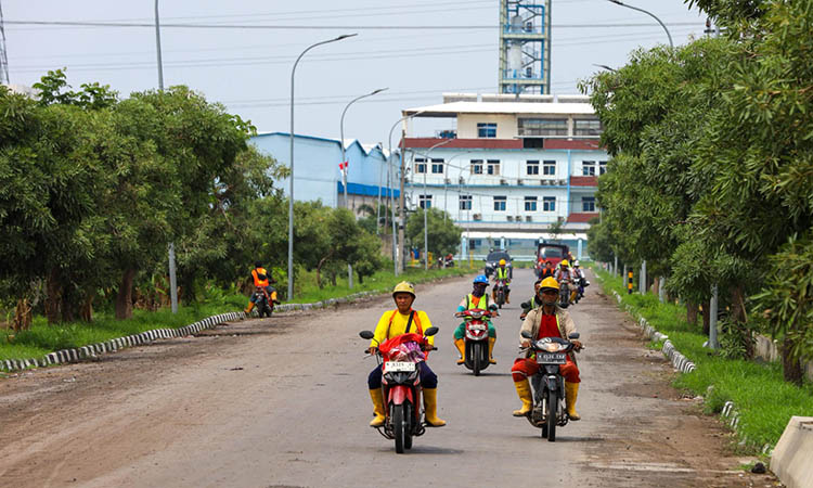 MENGGELIAT: Kawasan PIER masih menjadi magnet bagi investor untuk menanamkan modalnya di Kabupaten Pasuruan. Selain PIER, Pemkab melirik kawasan lain untuk bisa dikembangkan sebagai kawasan industri.