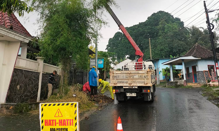 PASANG: Pemasangan PJU yang dilakukan Dishub Kabupaten Pasuruan di ruas Durensewu-Ledug.