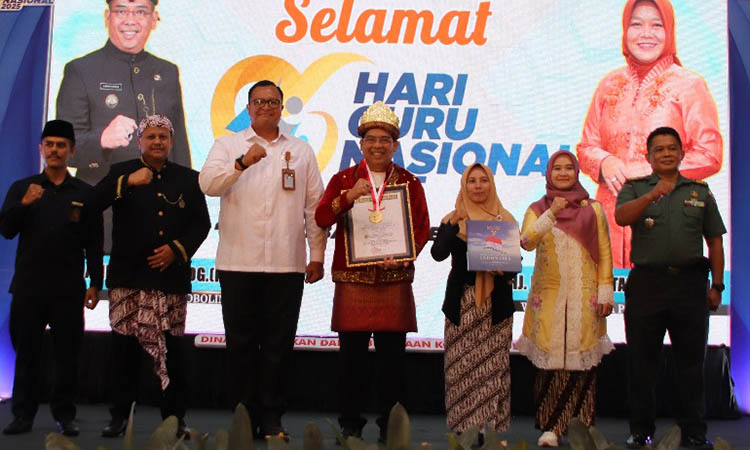 TERBANYAK: Wali kota Aminuddin dan kepala Disdikbud Kota Probolinggo menerima penghargaan rekor MURI atas 1.262 inovasi pendidikan oleh guru dan Tenaga Kependid