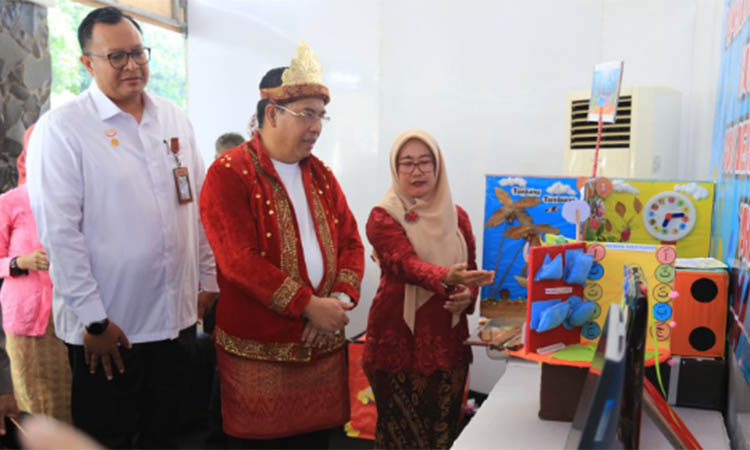BERMANFAAT: Wali kota Aminuddin melihat salah satu inovasi karya guru dan tenaga pendidik saat momen Hari Guru Nasional lalu.