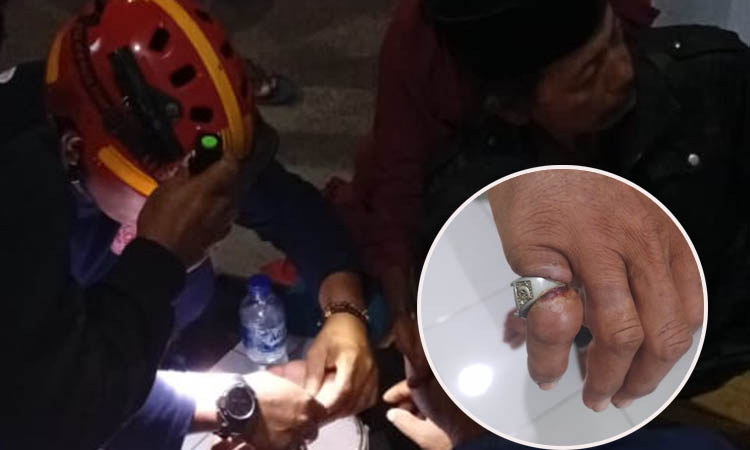 MINTA TOLONG DAMKAR: Personel damkar mencoba melepaskan cincin di jari Saleh. Inset, Jari Saleh yang bengkak.
