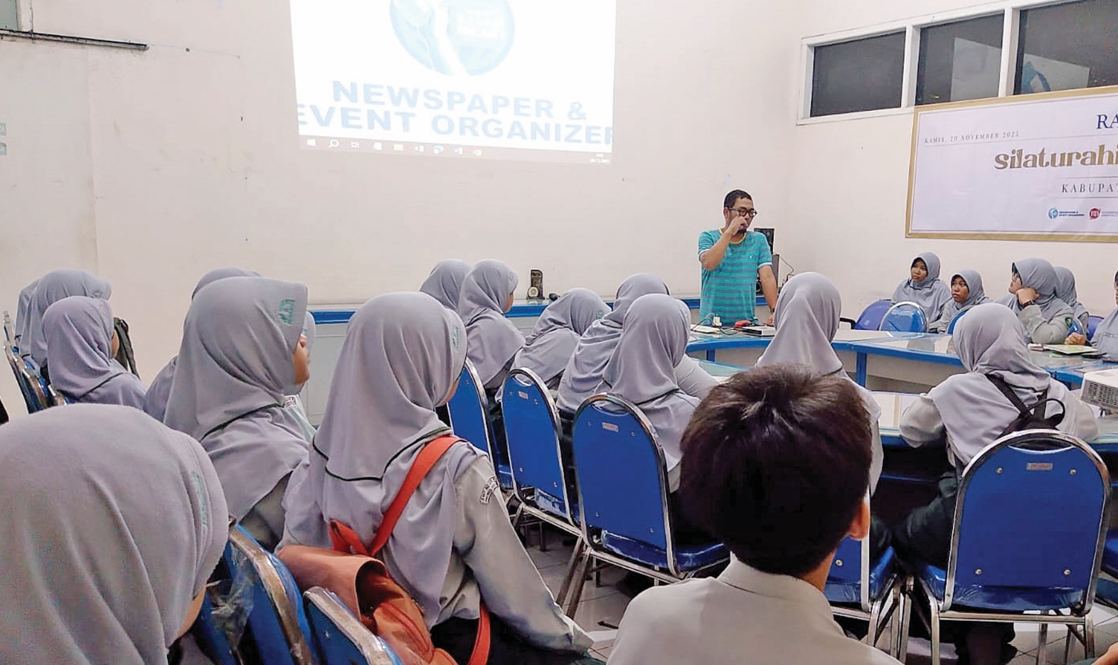 BERBAGI ILMU: Desainer Grafis Jawa Pos Radar Bromo Achmad Syaifudin berbagi ilmu dengan puluhan pelajar dari SMPN 5 Kota Probolinggo, Rabu (26/11).