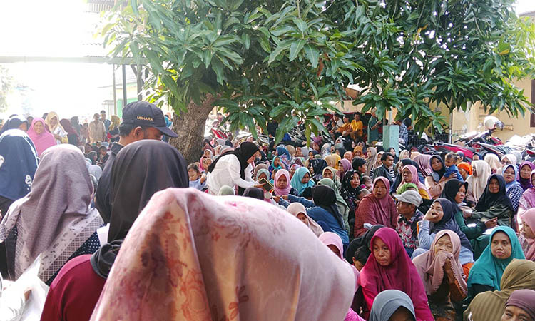 RAMAI: Tumpukan KPM yang mengantre pencairan BLT Kesra di salah satu kantor pos. Penumpukan itu dipicu, pencairan yang dilakukan terpusat.