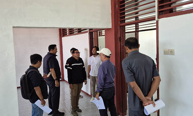 DICEK: Jajaran Komisi III DPRD Kota Pasuruan saat melakukan sidak ke kantor Dinas PUPR. Meski belum rampung, mereka menilai pengerjaannya sudah membaik.