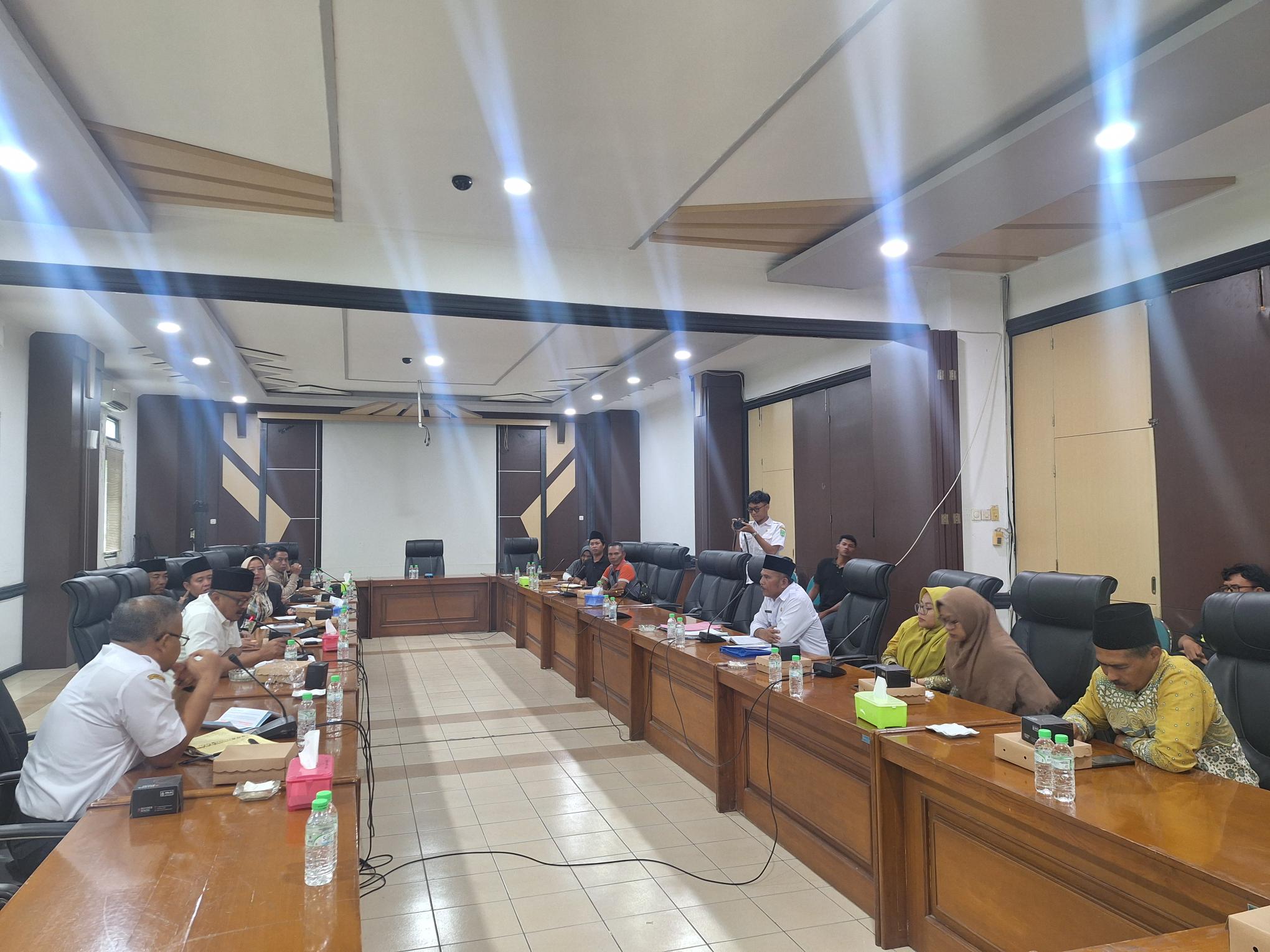 MEDIASI: Rapat di DPRD Kabupaten Pasuruan membahas pemindahan sejumlah murid di SMP kawasan Tutur, Kabupaten Pasuruan.