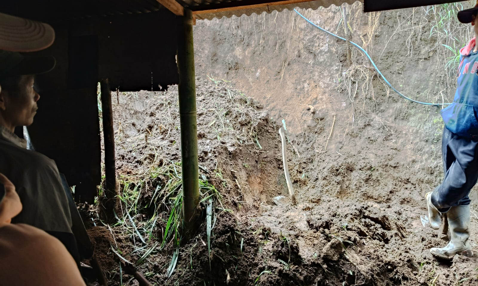 MENUMPUK: Material longsor yang mengenai rumah Kariasih di Desa Sedaeng, Tosari.