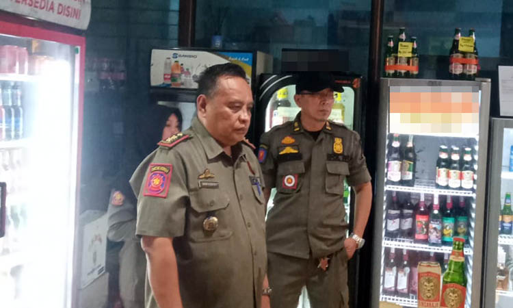 DIBERI PERINGATAN: Petugas Satpol PP Kota Pasuruan saat melakukan razia. Dalam kegiatan tersebut, petugas memberikan SP-1 kepada pemilik kafe.