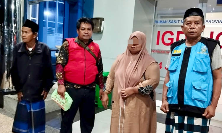 DITANGANI: Dinsos membawa HS ke RSJ Menur Surabaya agar mendapatkan perawatan dan rehabilitasi medis.